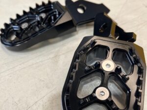 Ultra Bee Foot Pegs